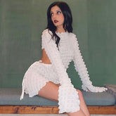 Entzückendes, langärmliges, figurbetontes Minikleid mit Popcorn-Textur und Cut-Outs - Weiß
